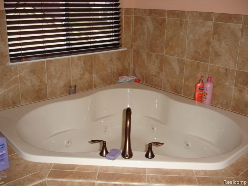 3494 Connors Drive Rochester, MI 48307 - Photo 20 of 28 Master Bath Tub.jpg
