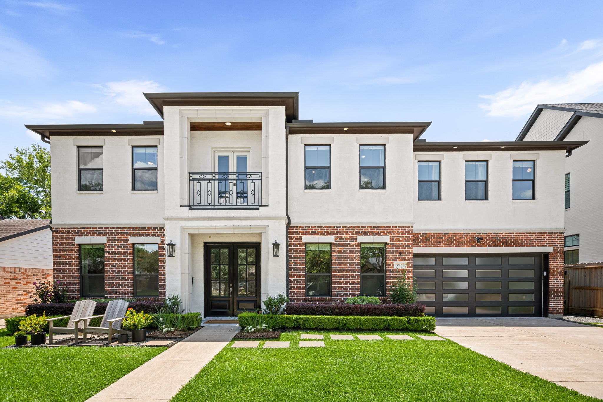 Fabulous newer construction home situated on an oversized lot w/no HOA in desirable Shepherd Park Plaza, offering gorgeous curb appeal, professional landscaping, & a welcoming covered front patio framed by double wooden entry doors. Thoughtfully designed to blend sophistication w/everyday functionality in a prime close-in location near parks, popular dining, shopping, & major freeways 610, 45, 290, & I10.