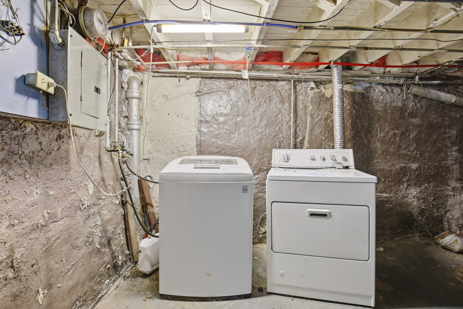 2115 West 4th Street Davenport, IA 52802 - Photo 24 of 24 a utility room with dryer and washer