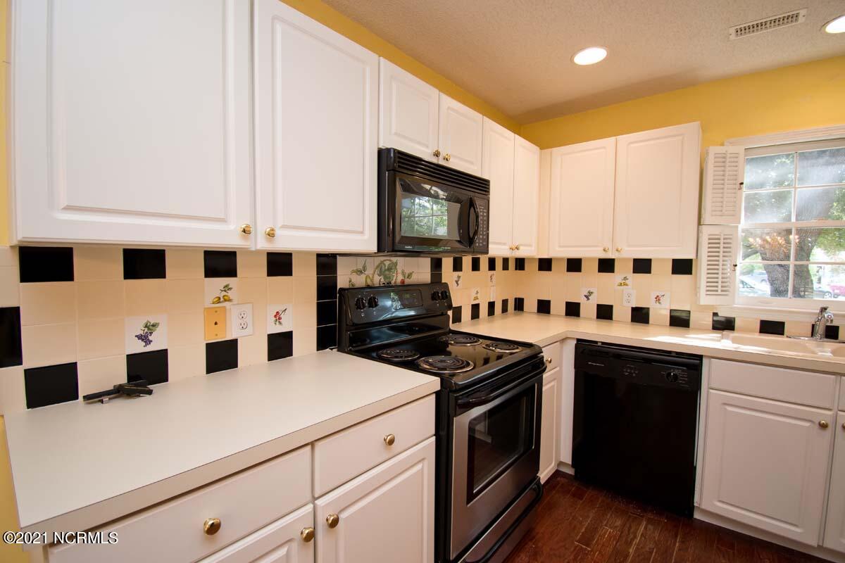 416 Emerald Circle Emerald Isle, NC 28594 - Photo 40 of 50 Kitchen stove