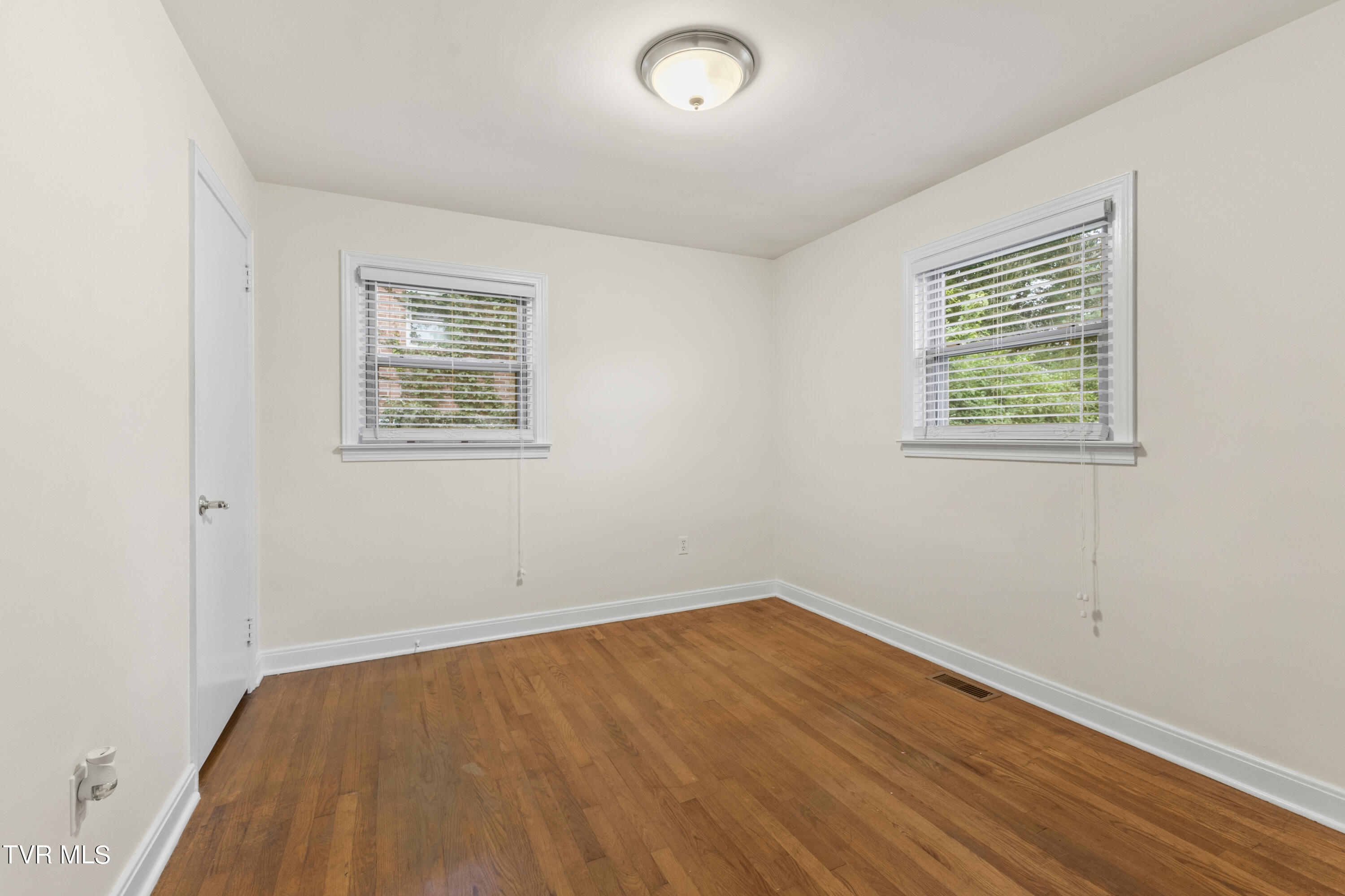 1608 Wendover Road Bristol, VA 24201 - Photo 14 of 32 128A4858