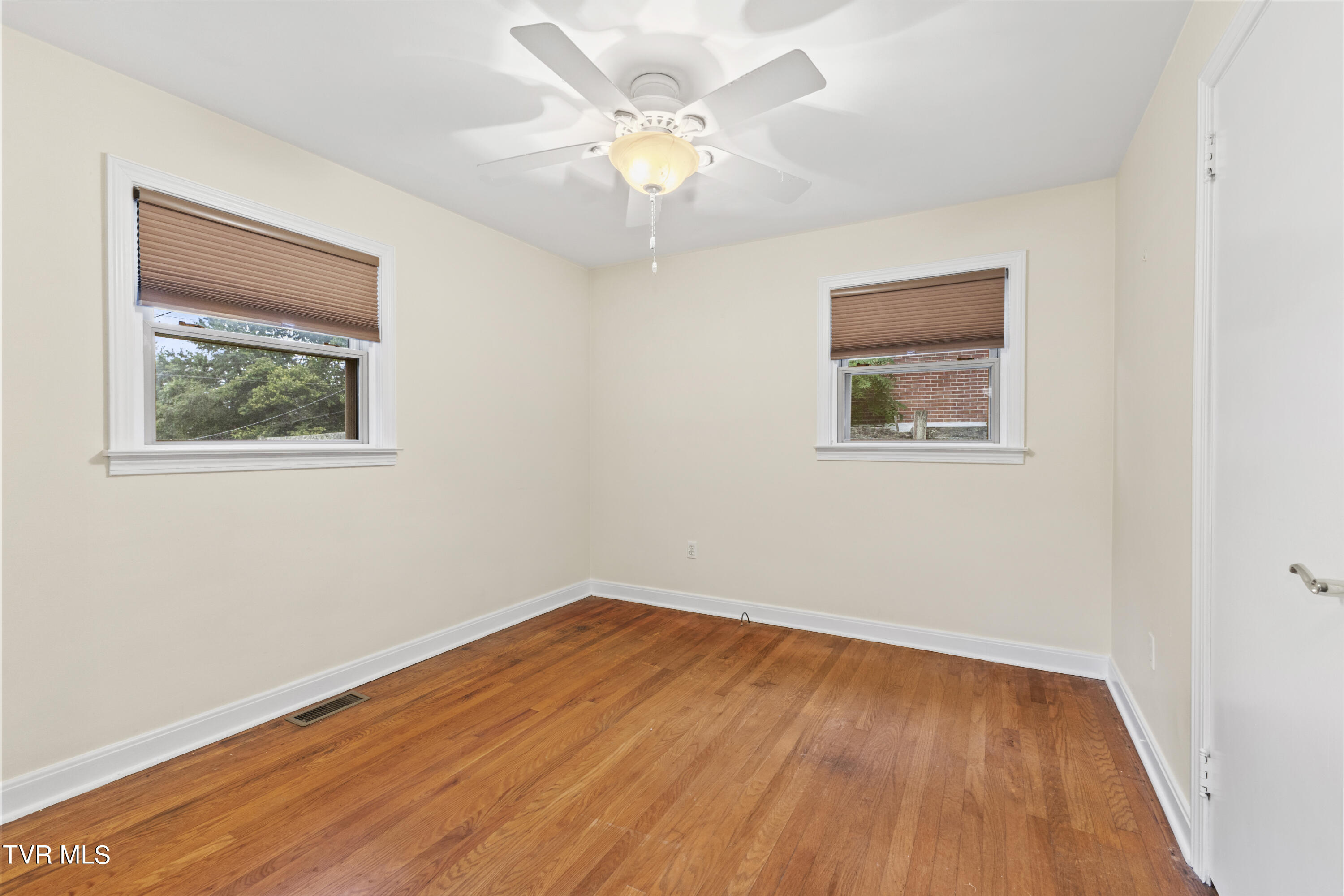 1608 Wendover Road Bristol, VA 24201 - Photo 16 of 32 128A4848