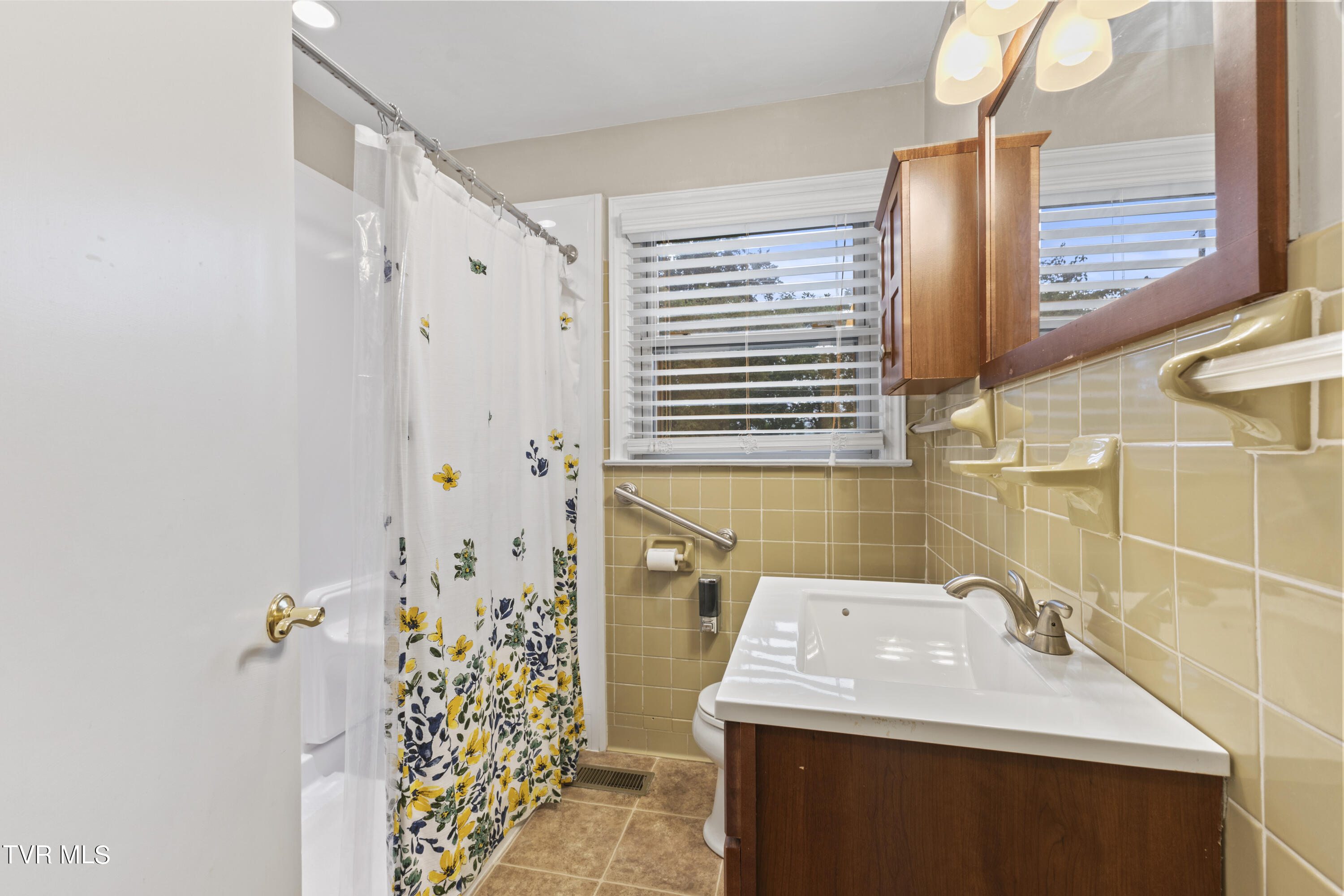 1608 Wendover Road Bristol, VA 24201 - Photo 17 of 32 128A4845