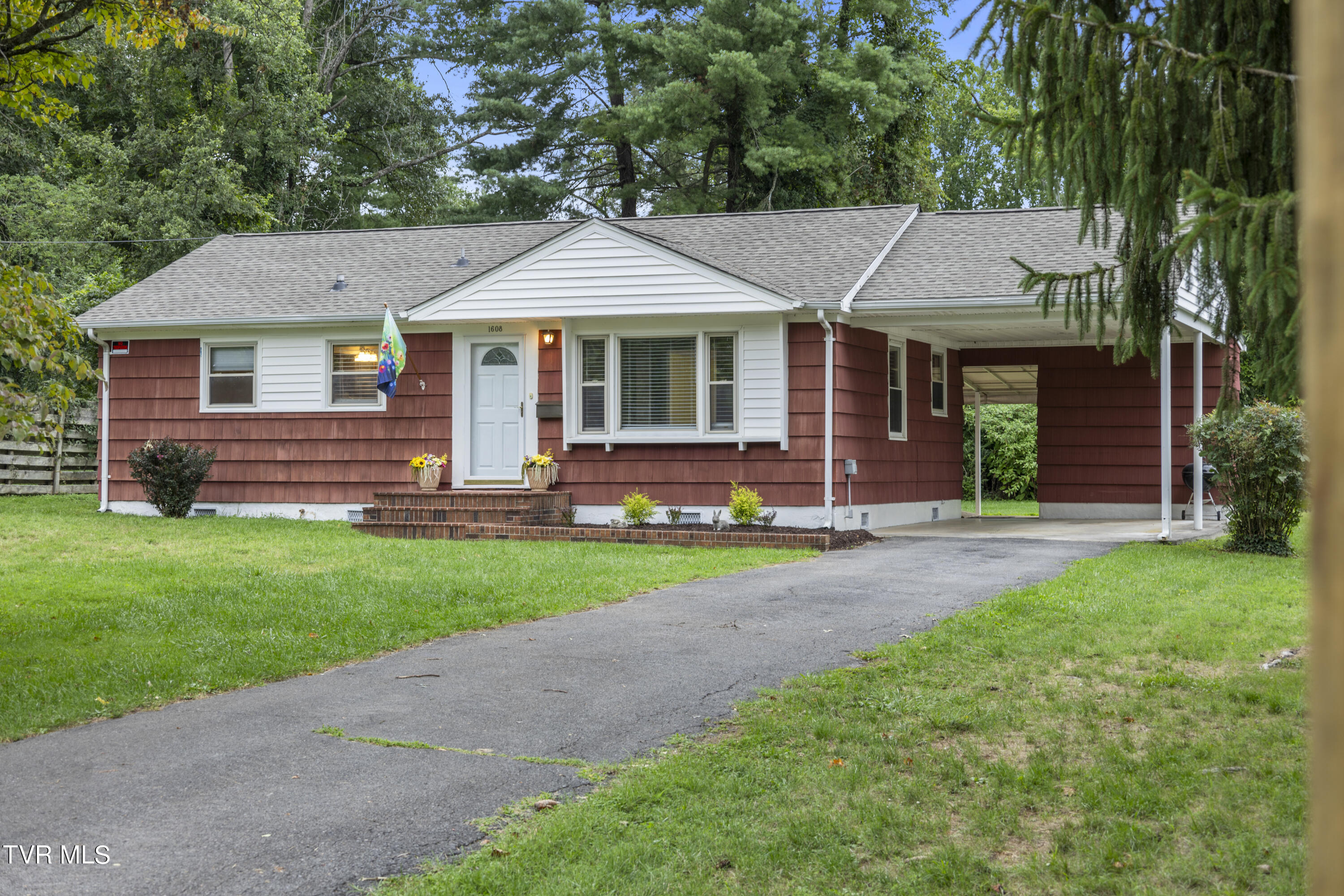 1608 Wendover Road Bristol, VA 24201 - Photo 2 of 32 128A4779