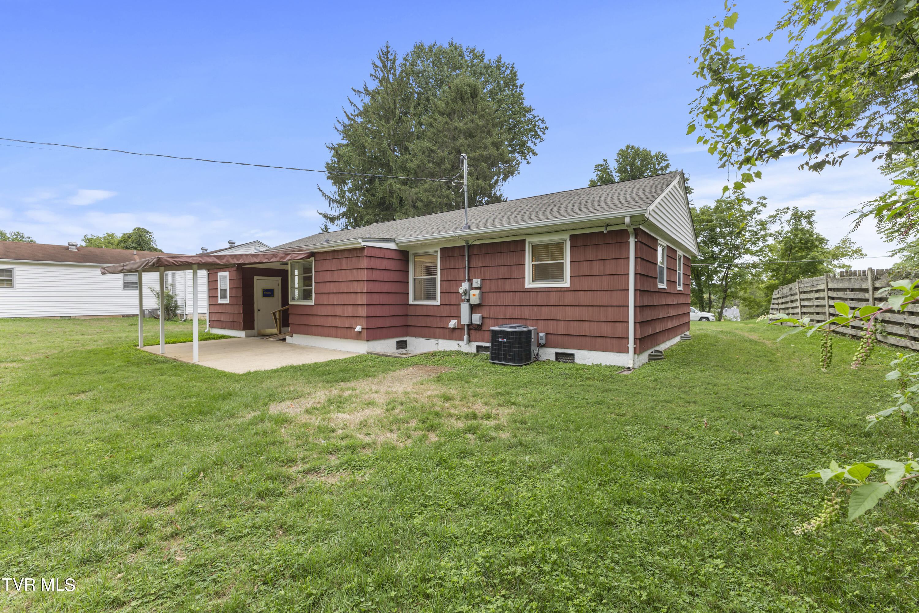 1608 Wendover Road Bristol, VA 24201 - Photo 21 of 32 128A4812