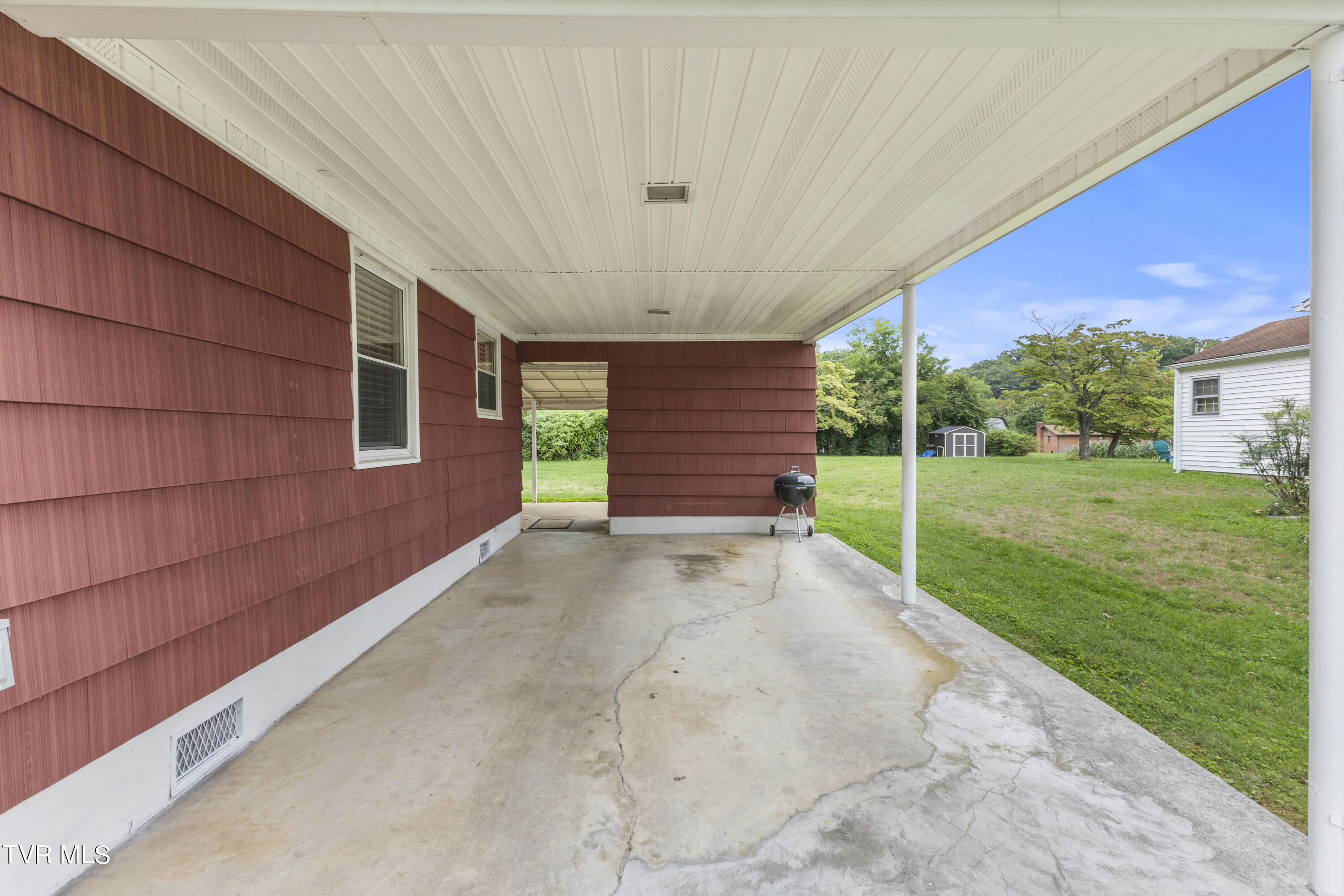 1608 Wendover Road Bristol, VA 24201 - Photo 24 of 32 128A4800