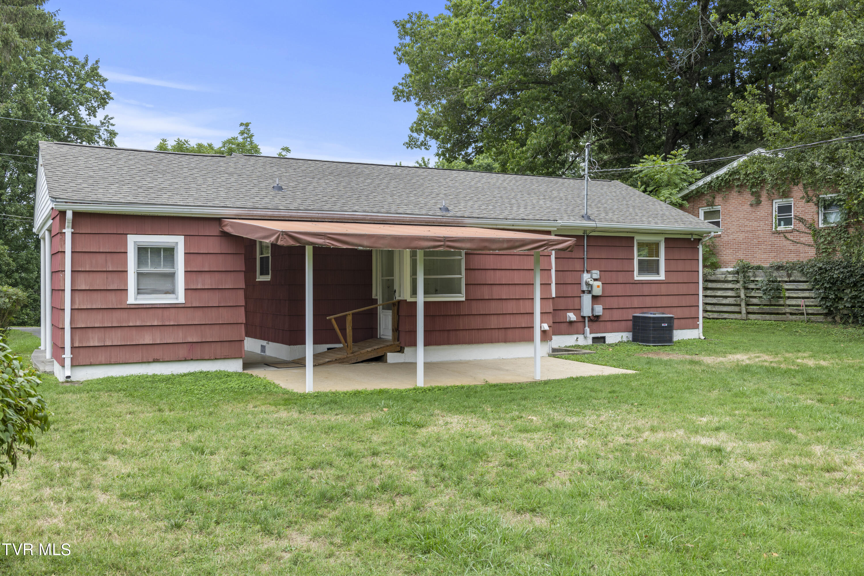 1608 Wendover Road Bristol, VA 24201 - Photo 29 of 32 128A4785