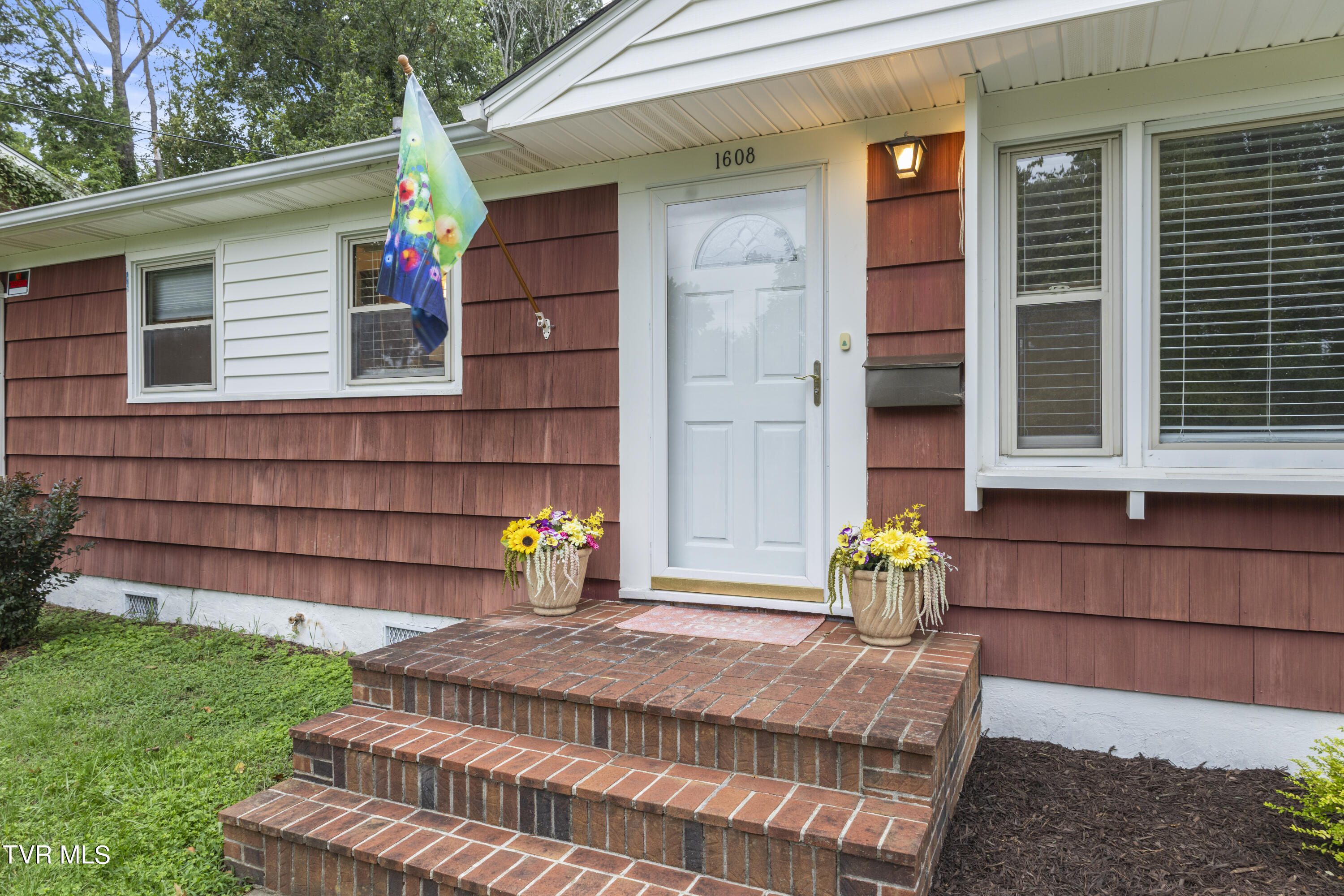 1608 Wendover Road Bristol, VA 24201 - Photo 3 of 32 128A4782