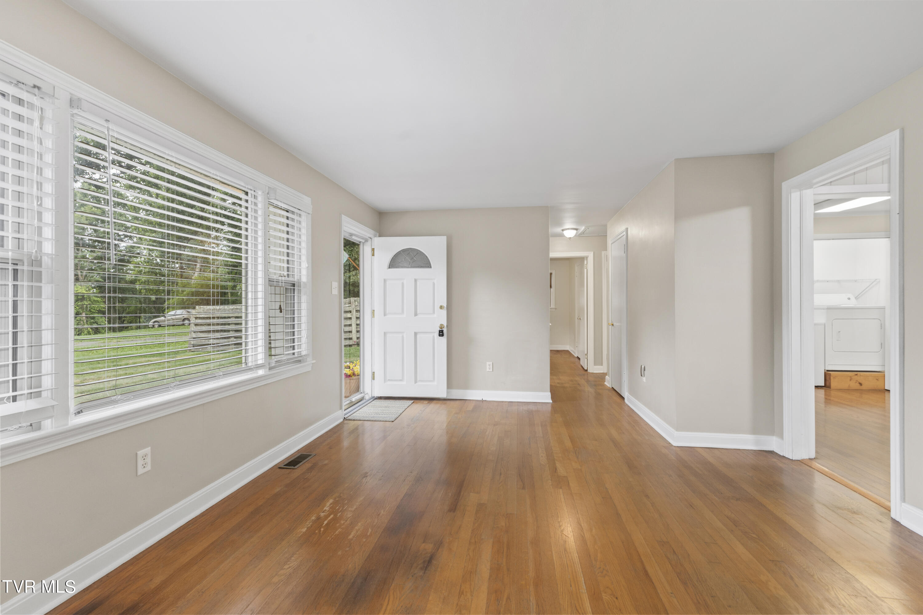 1608 Wendover Road Bristol, VA 24201 - Photo 4 of 32 128A4822