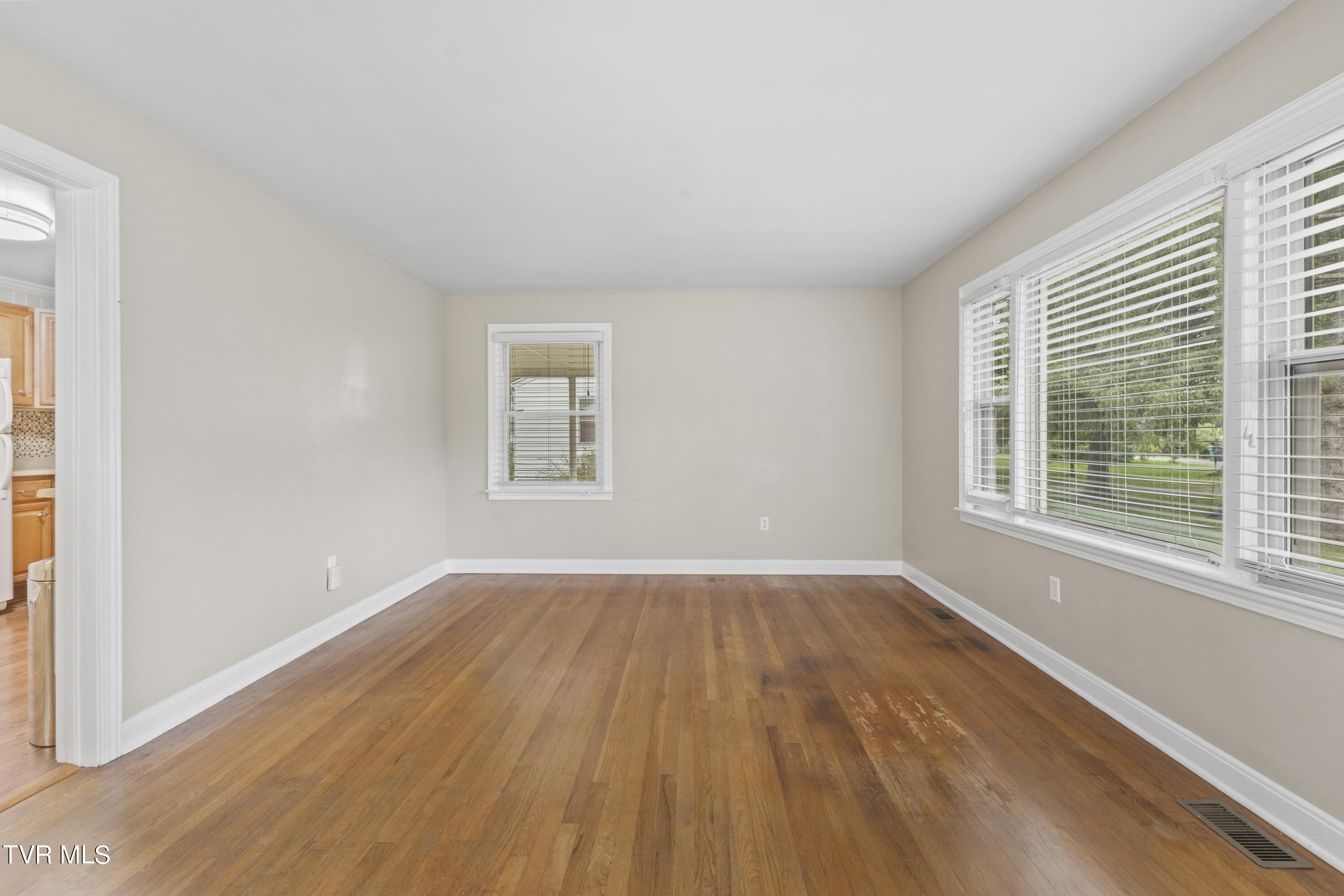 1608 Wendover Road Bristol, VA 24201 - Photo 5 of 32 128A4817