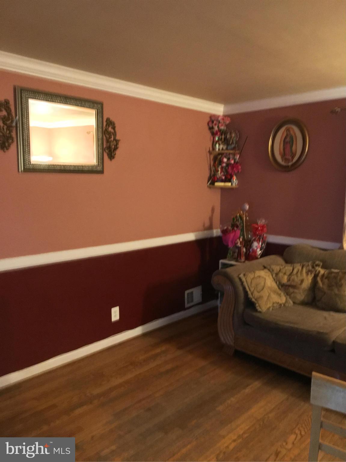 5326 Chesapeake Road Hyattsville, MD 20781 - Photo 5 of 23 Living Room