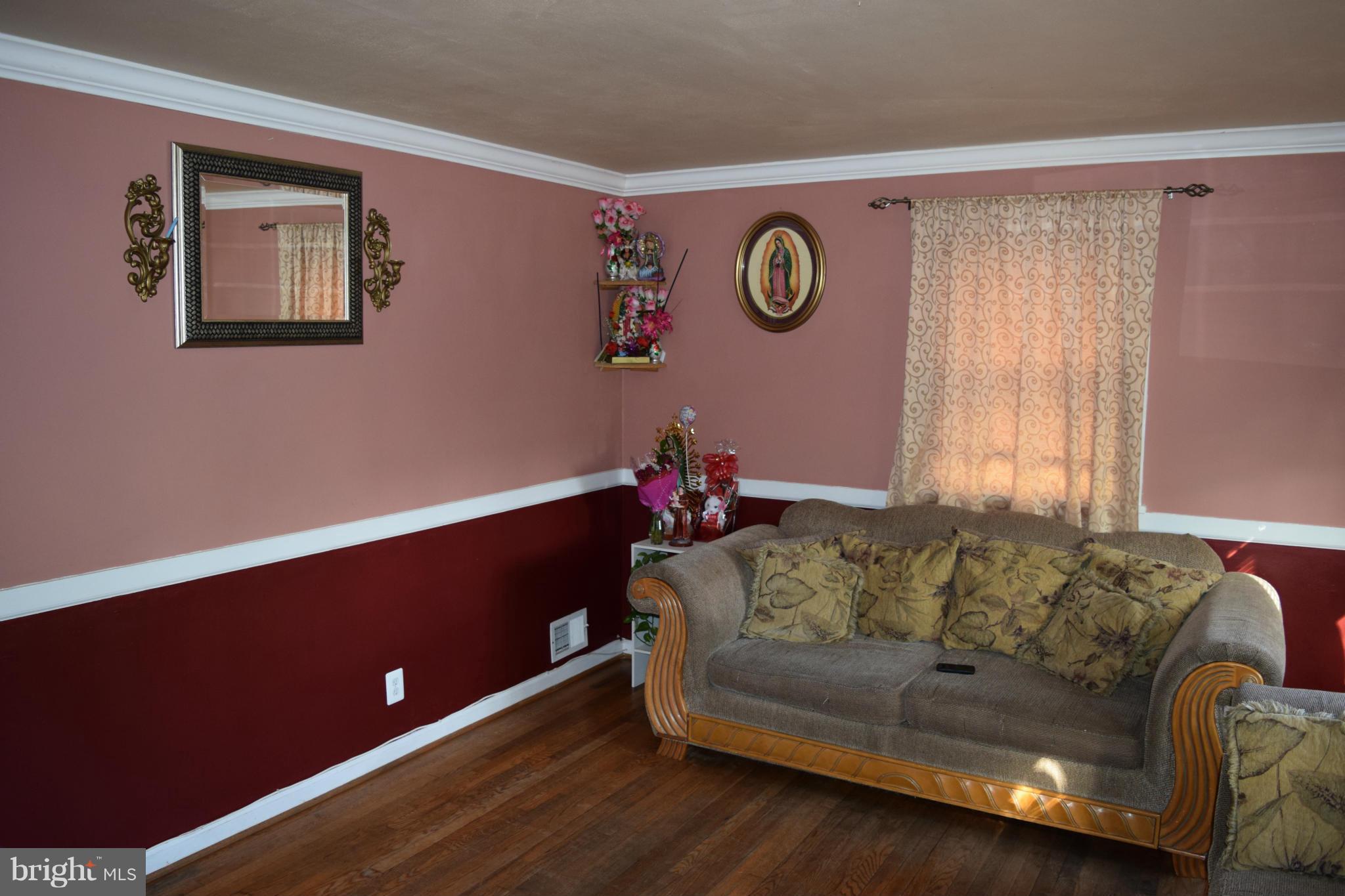 5326 Chesapeake Road Hyattsville, MD 20781 - Photo 10 of 23 Living Room