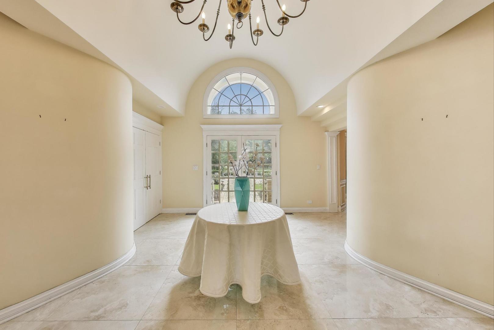 1920 Wedgewood Drive Lake Forest, IL 60045 - Photo 2 of 53 a very nice looking room with a large window