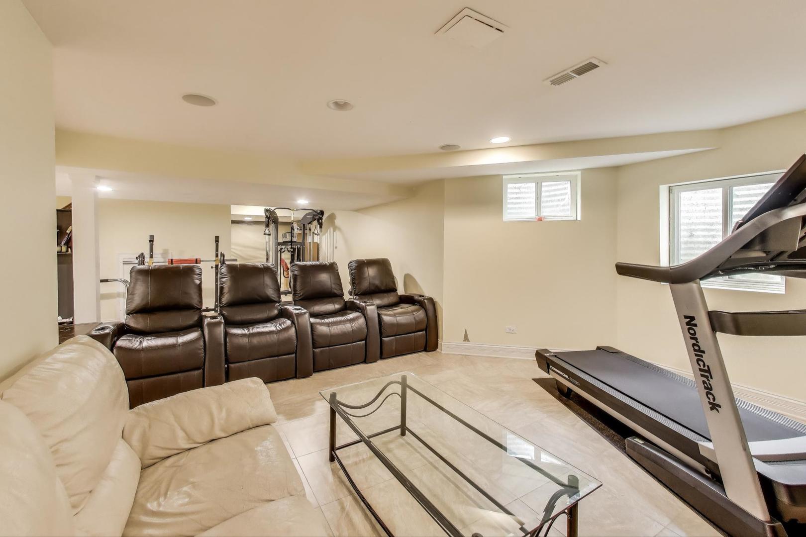 1920 Wedgewood Drive Lake Forest, IL 60045 - Photo 36 of 53 a living room with furniture