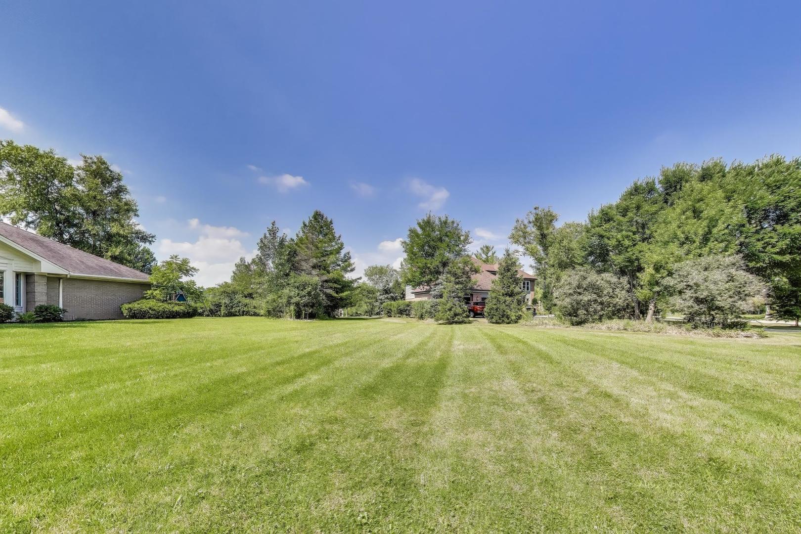 1920 Wedgewood Drive Lake Forest, IL 60045 - Photo 44 of 53 a big yard with lots of green space and plants