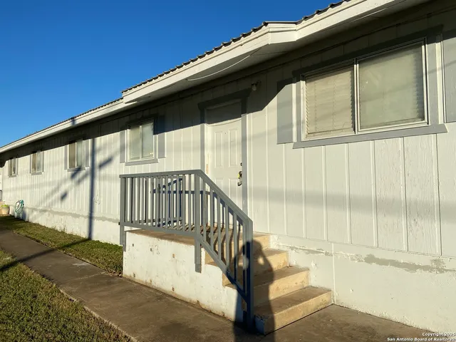 a view of entryway with a front door