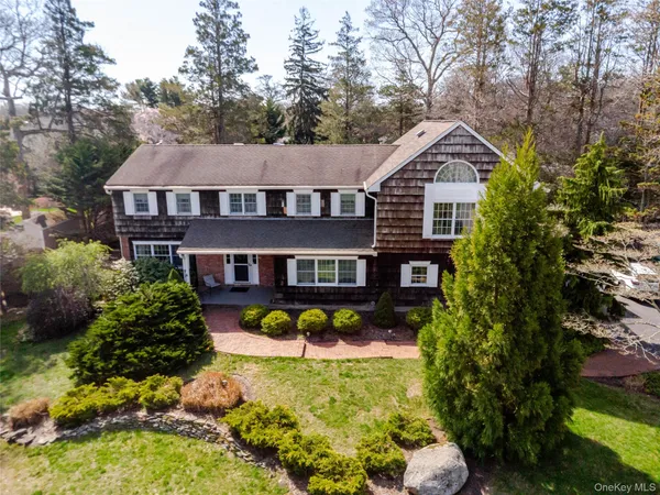$1,250,000 | 4 Josephine Lane, East Islip, NY 11730