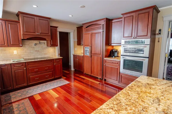 $1,250,000 | 4 Josephine Lane, East Islip, NY 11730