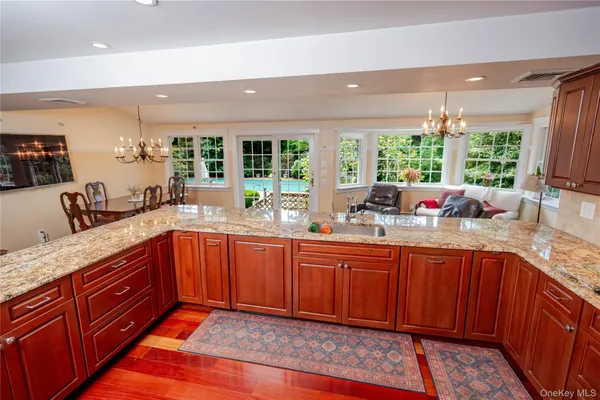 $1,250,000 | 4 Josephine Lane, East Islip, NY 11730