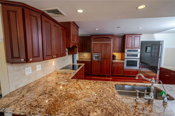 $1,250,000 | 4 Josephine Lane, East Islip, NY 11730