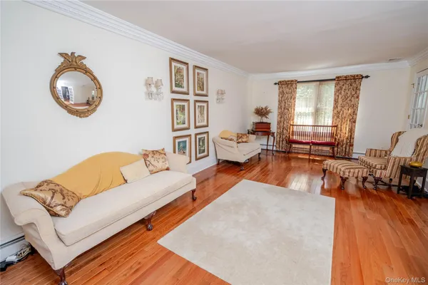 $1,250,000 | 4 Josephine Lane, East Islip, NY 11730