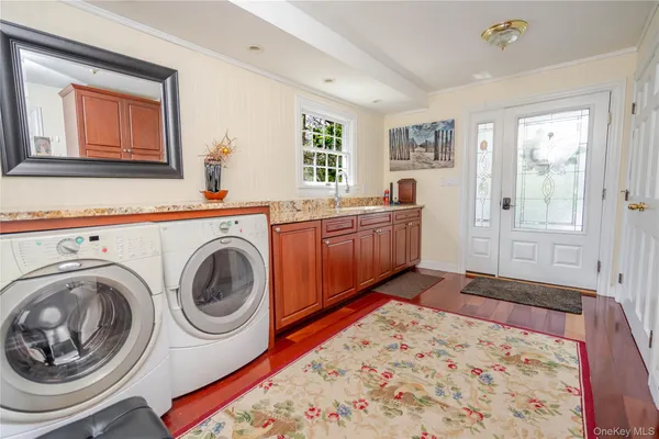 $1,250,000 | 4 Josephine Lane, East Islip, NY 11730