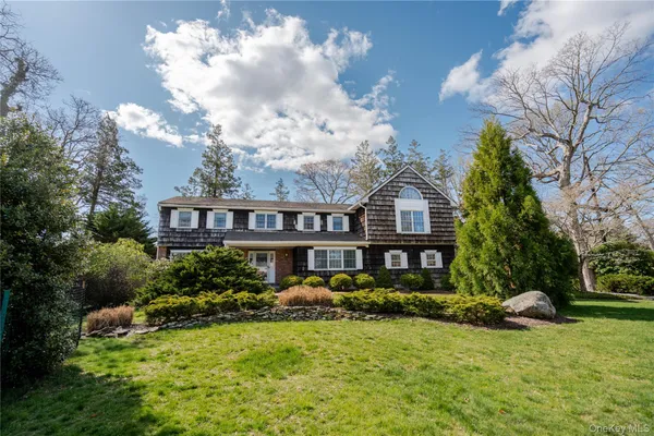 $1,250,000 | 4 Josephine Lane, East Islip, NY 11730