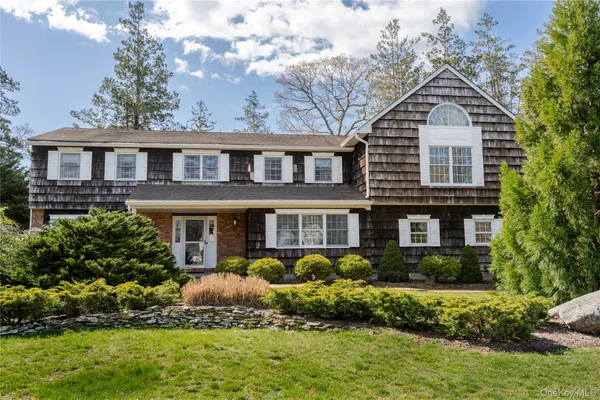 $1,250,000 | 4 Josephine Lane, East Islip, NY 11730