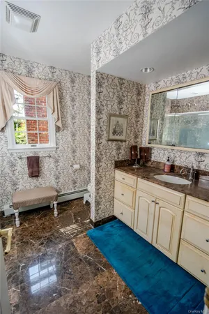$1,250,000 | 4 Josephine Lane, East Islip, NY 11730