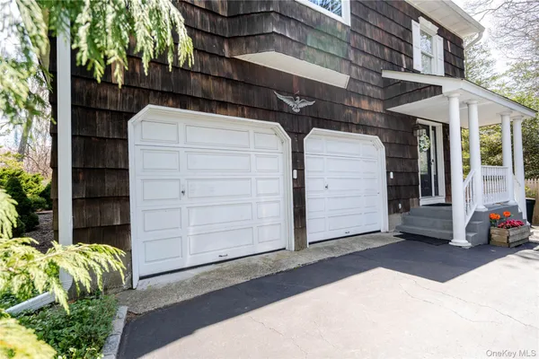 $1,250,000 | 4 Josephine Lane, East Islip, NY 11730