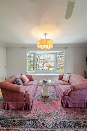 $1,250,000 | 4 Josephine Lane, East Islip, NY 11730