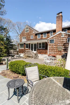 $1,250,000 | 4 Josephine Lane, East Islip, NY 11730