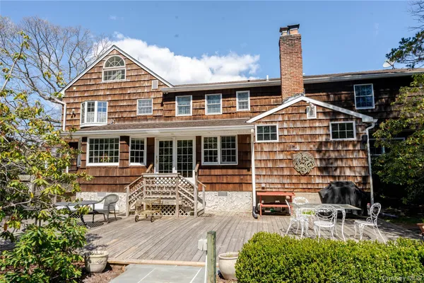 $1,250,000 | 4 Josephine Lane, East Islip, NY 11730
