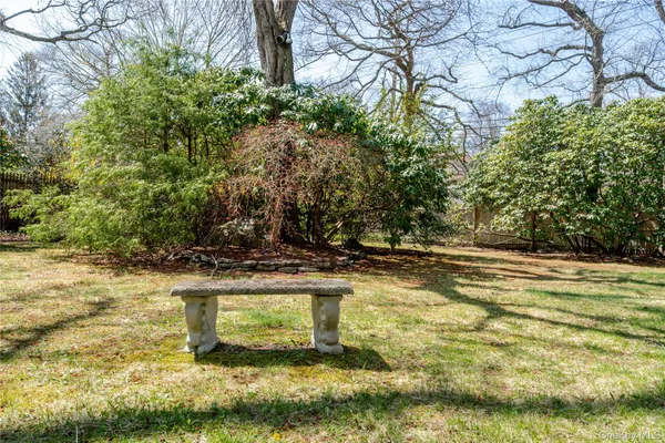 $1,250,000 | 4 Josephine Lane, East Islip, NY 11730