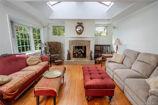 $1,250,000 | 4 Josephine Lane, East Islip, NY 11730