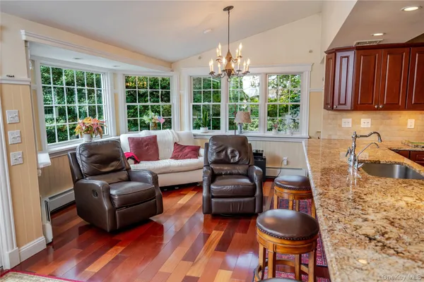 $1,250,000 | 4 Josephine Lane, East Islip, NY 11730