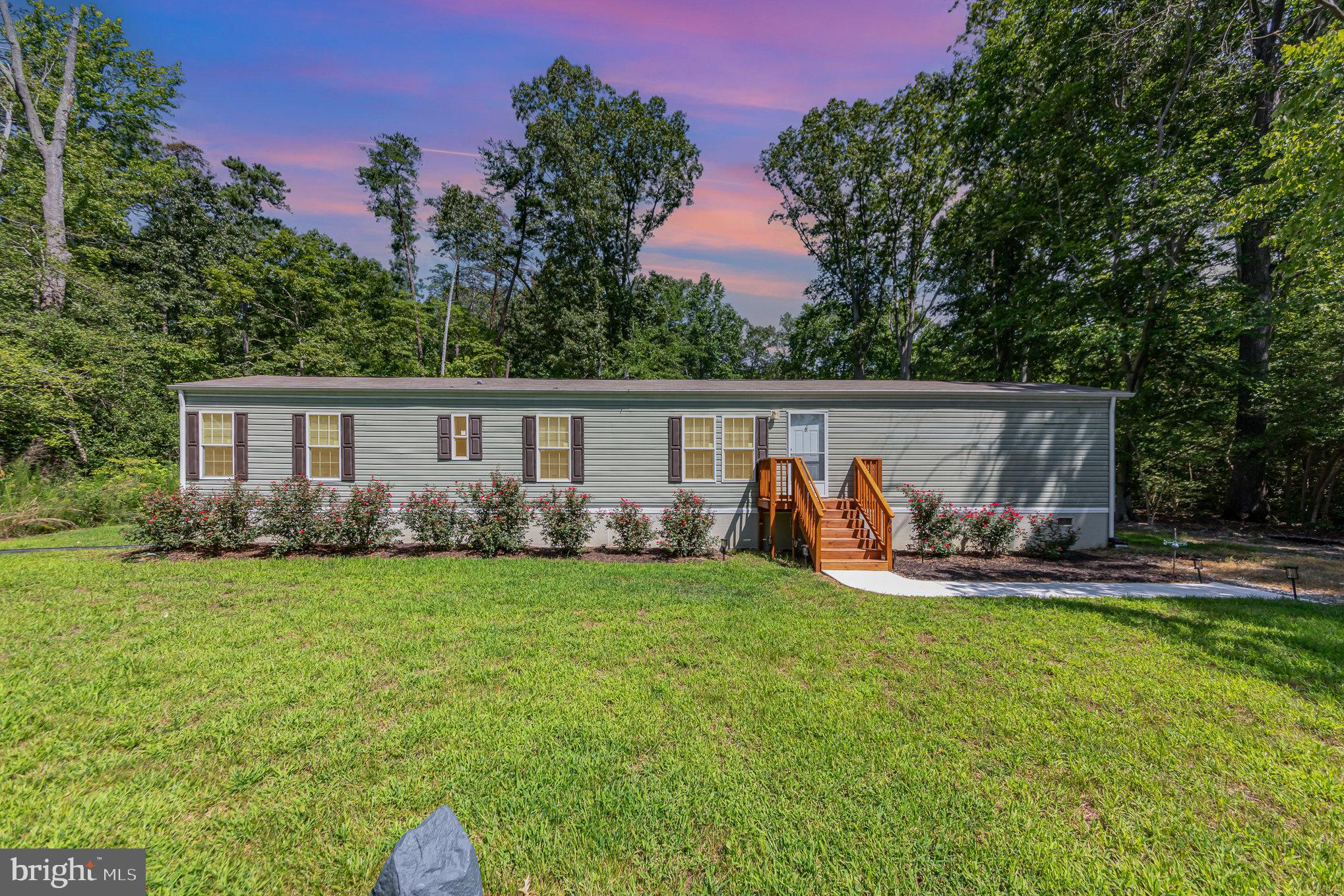 90 Colonial Circle Colonial Beach, VA 22443 - Photo 1 of 27