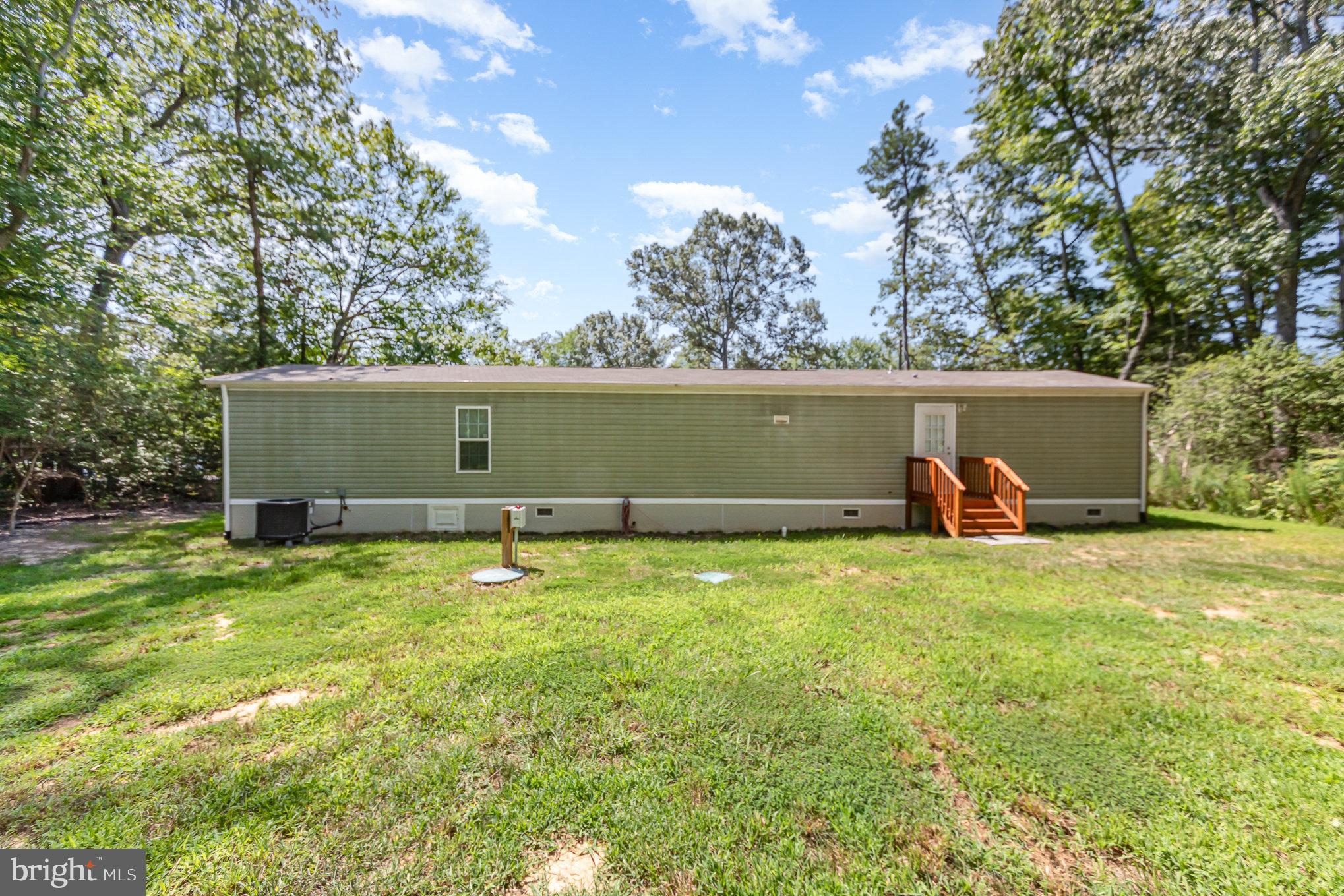 90 Colonial Circle Colonial Beach, VA 22443 - Photo 2 of 27