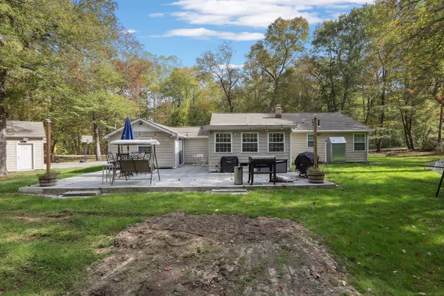 a view of a house with a yard