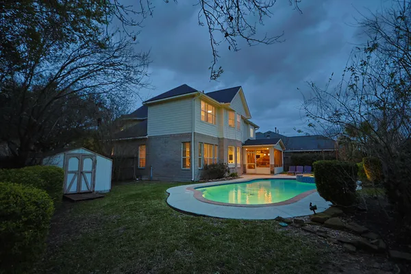a view of a house with backyard and garden