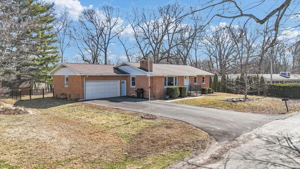 $335,000 | 606 South Jefferson Street, Mahomet, IL 61853