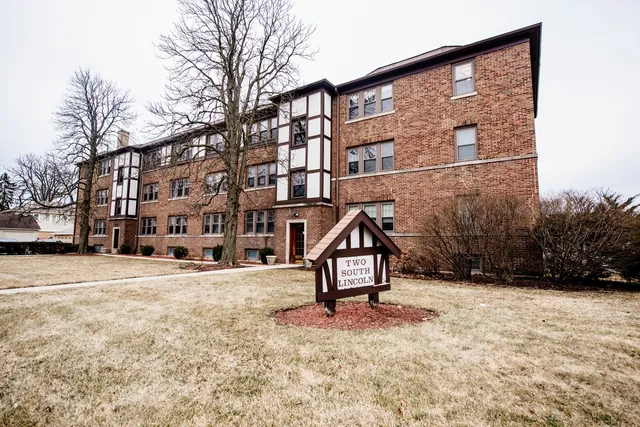 $249,900 | 4 South Lincoln Avenue, Unit 2D, Park Ridge, IL 60068