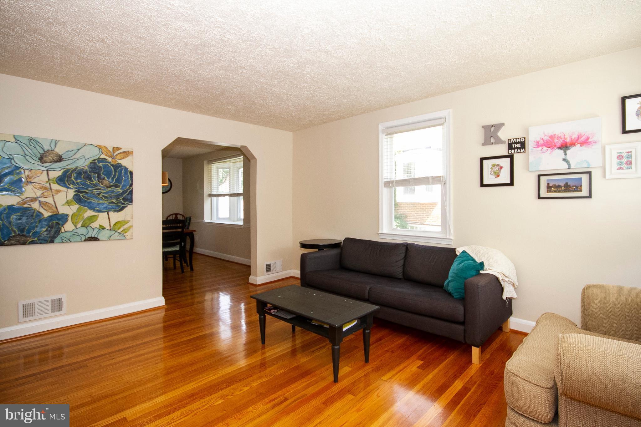 6 Mardrew Road Baltimore, MD 21229 - Photo 2 of 18 Living Room