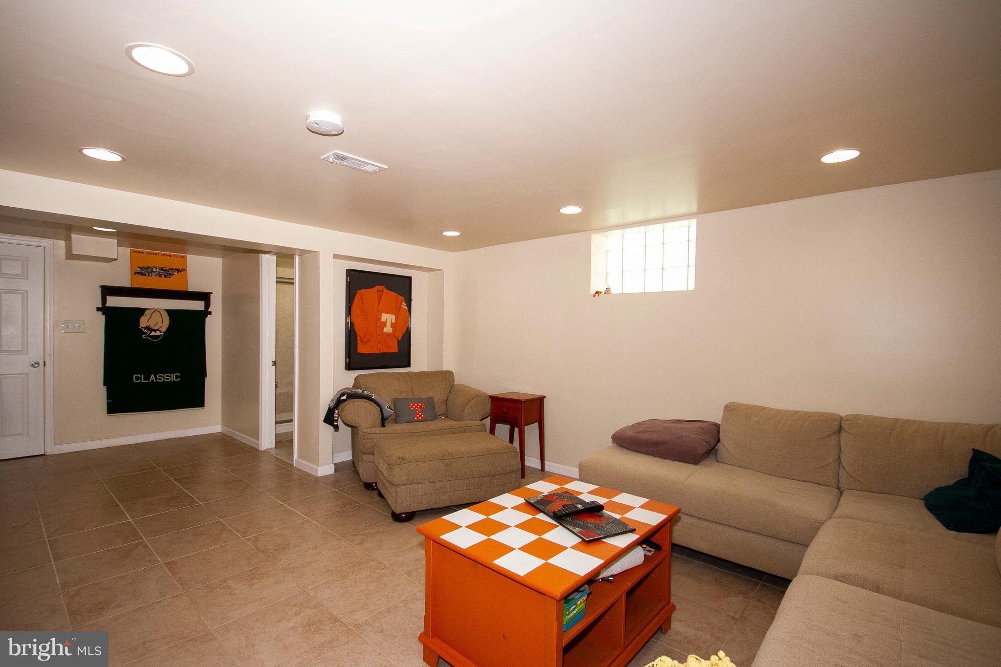 6 Mardrew Road Baltimore, MD 21229 - Photo 13 of 18 Family Room