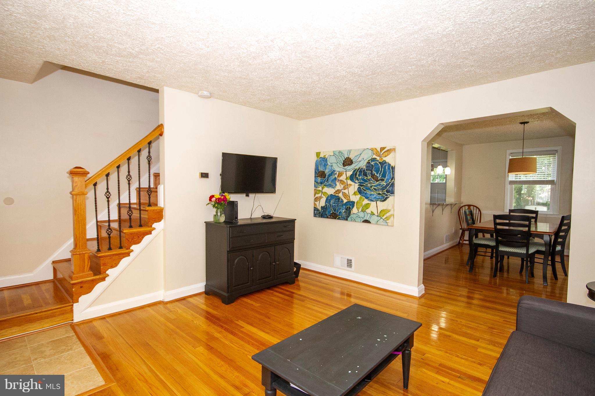 6 Mardrew Road Baltimore, MD 21229 - Photo 3 of 18 Living Room