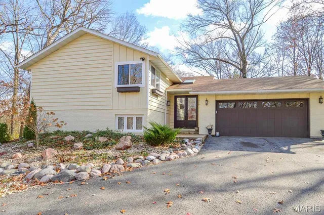 $200,000 | 8552 Naumann Drive, Waterloo, IL 62298