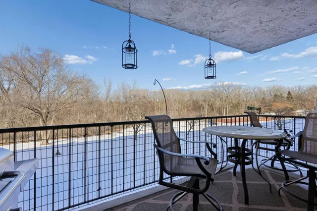 $199,000 | 2445 Londin Lane East, Unit 212, Maplewood, MN 55119