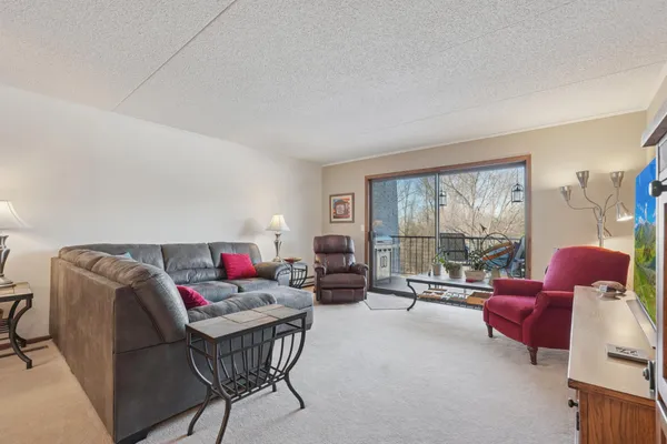 $199,000 | 2445 Londin Lane East, Unit 212, Maplewood, MN 55119