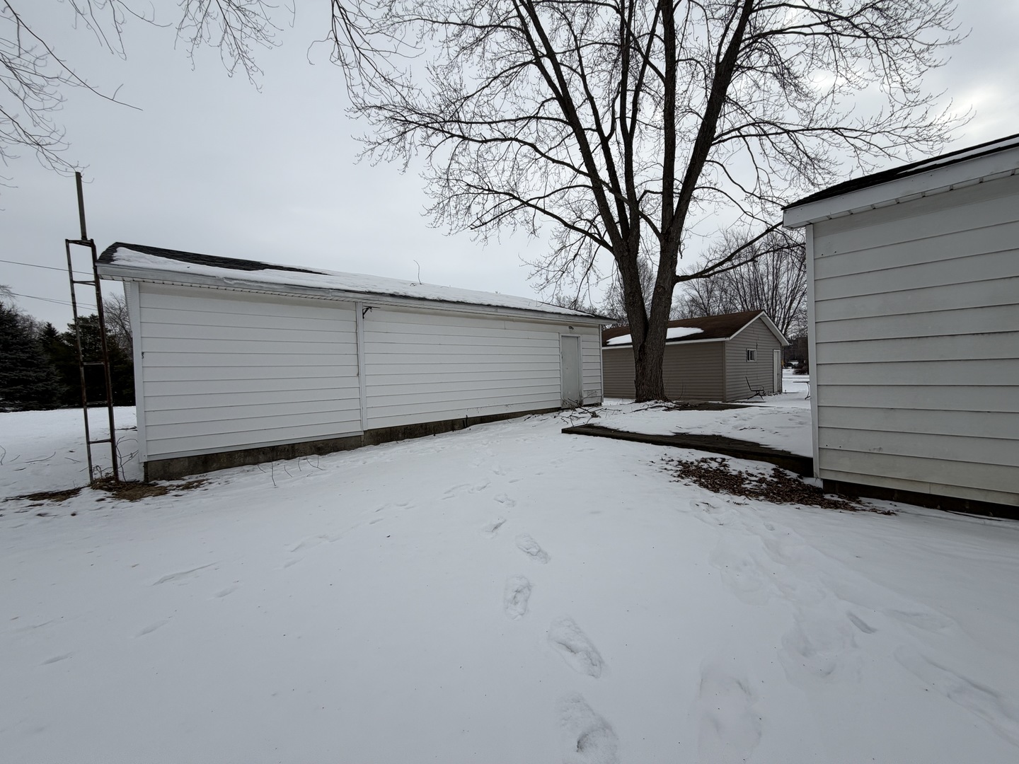 510 North 3rd Street Hoopeston, IL 60942 - Photo 17 of 20 a view of a garage with wooden fence