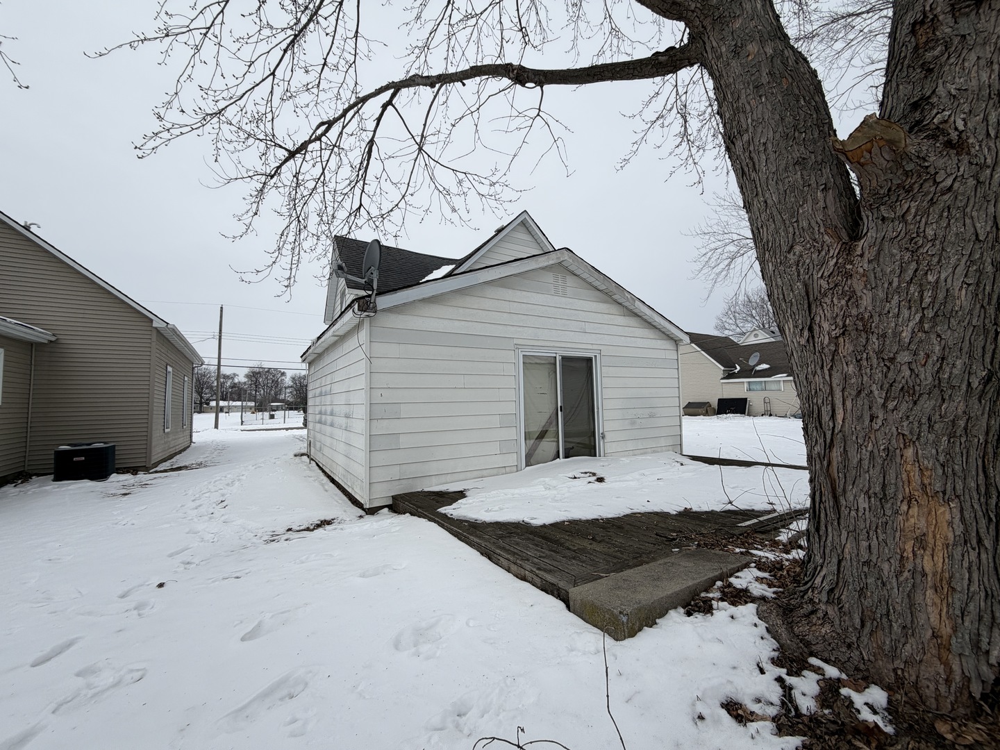 510 North 3rd Street Hoopeston, IL 60942 - Photo 18 of 20 a view of a house with a snow in the background
